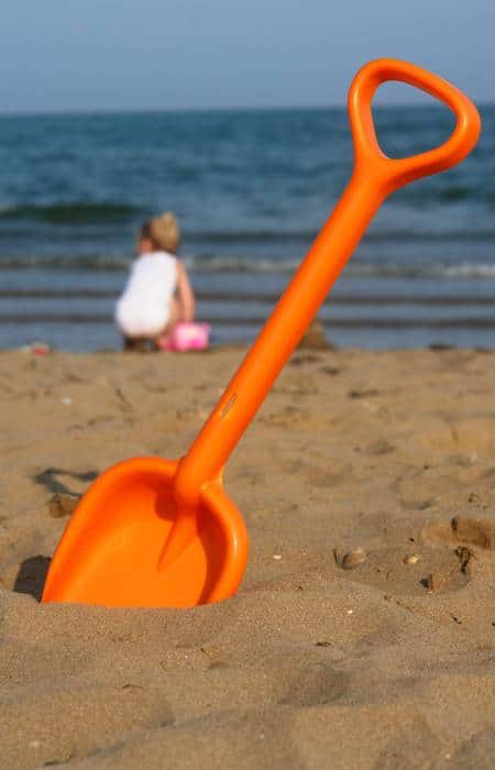 Bambini liberi di giocare in spiaggia